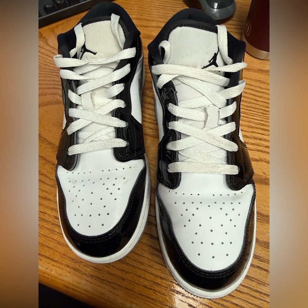 Jordan Air Jordan 1 Low SE (GS)  Black patent leather 
6Y or women’s 7